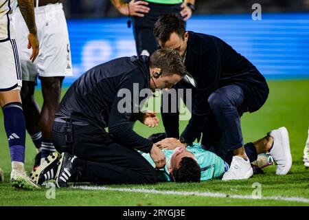 WAALWIJK, NIEDERLANDE - SEPTEMBER 30: Torhüter Etienne Vaessen (RKC Waalwijk) wird beim Eredivisie-Spiel des RKC Waal schwer verletzt Stockfoto
