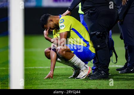 WAALWIJK, NIEDERLANDE - SEPTEMBER 30: Yassin Oukili (RKC Waalwijk) ist besorgt über seine Torhüter-Blicke während des Eredivisie-Spiels von RKC Waalw Stockfoto