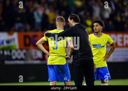 WAALWIJK, NIEDERLANDE - SEPTEMBER 30: Dario van de Buijs (RKC Waalwijk) und Daouda Weidmann (RKC Waalwijk) sorgen sich um ihren Torhüter-Look Stockfoto