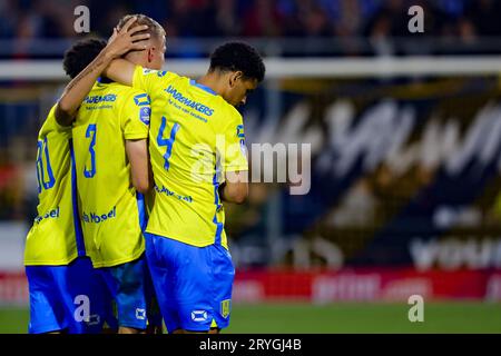 WAALWIJK, NIEDERLANDE - SEPTEMBER 30: Dario van de Buijs (RKC Waalwijk) und Daouda Weidmann (RKC Waalwijk), Shawn Adewoye (RKC Waalwijk) sind konzerne Stockfoto