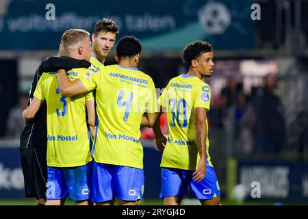 WAALWIJK, NIEDERLANDE - SEPTEMBER 30: Dario van de Buijs (RKC Waalwijk) und Daouda Weidmann (RKC Waalwijk), Shawn Adewoye (RKC Waalwijk) sind konzerne Stockfoto
