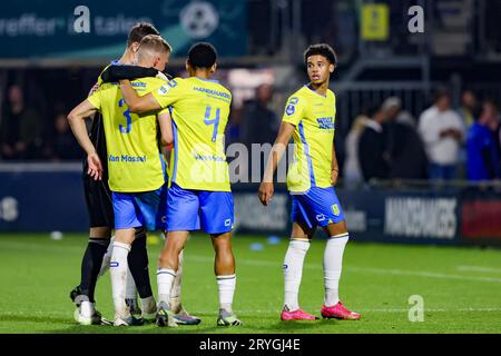 WAALWIJK, NIEDERLANDE - SEPTEMBER 30: Dario van de Buijs (RKC Waalwijk) und Daouda Weidmann (RKC Waalwijk), Shawn Adewoye (RKC Waalwijk) sind konzerne Stockfoto