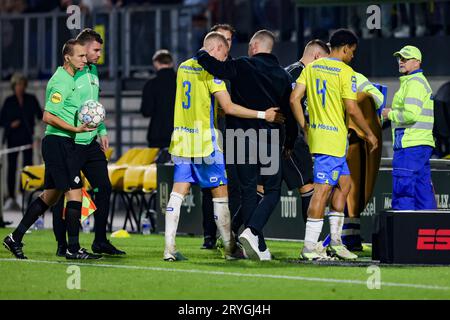 WAALWIJK, NIEDERLANDE - SEPTEMBER 30: Dario van de Buijs (RKC Waalwijk) und Daouda Weidmann (RKC Waalwijk), Shawn Adewoye (RKC Waalwijk) sind konzerne Stockfoto