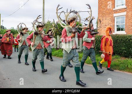 Die Abbots Bromley Horn Tänzerinnen, während sie sich zu Beginn des Tages um Abbots Bromley herum tanzten. Der Tanz wird seit 1226 aufgeführt. Geweihe werden um 7:45 Uhr aus der örtlichen Kirche entfernt, gesegnet und die Tänzer führen dann ihre Tänze in lokalen Dörfern bis 20:00 Uhr auf, wenn wieder einmal das Geweih für ein weiteres Jahr weggesperrt wird. Das jährliche Ritual beinhaltet Rentiergeweihe, ein Hobbypferd, Maid Marian und einen Narren. Stockfoto