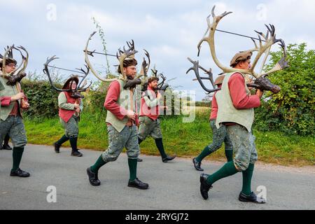 Die Abbots Bromley Horn Tänzerinnen, während sie sich zu Beginn des Tages um Abbots Bromley herum tanzten. Der Tanz wird seit 1226 aufgeführt. Geweihe werden um 7:45 Uhr aus der örtlichen Kirche entfernt, gesegnet und die Tänzer führen dann ihre Tänze in lokalen Dörfern bis 20:00 Uhr auf, wenn wieder einmal das Geweih für ein weiteres Jahr weggesperrt wird. Das jährliche Ritual beinhaltet Rentiergeweihe, ein Hobbypferd, Maid Marian und einen Narren. Stockfoto