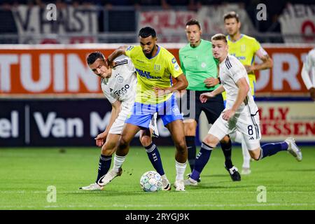 WAALWIJK, NIEDERLANDE - SEPTEMBER 30: Yassin Oukili (RKC Waalwijk) und Steven Berghuis (AFC AJAX) und Kenneth Taylor (AFC AJAX) kämpfen um den Ball d Stockfoto