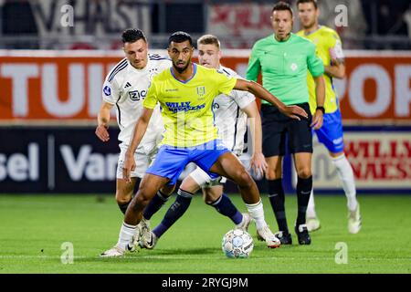 WAALWIJK, NIEDERLANDE - SEPTEMBER 30: Yassin Oukili (RKC Waalwijk) und Steven Berghuis (AFC AJAX) und Kenneth Taylor (AFC AJAX) kämpfen um den Ball d Stockfoto