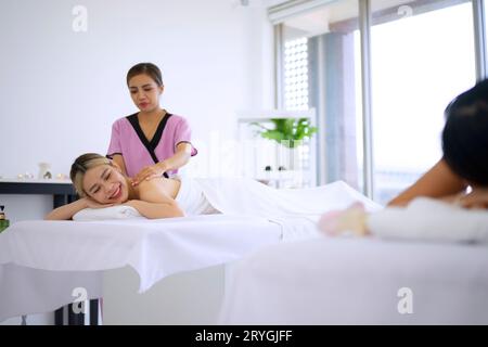 Hübsche Frauen verbringen Zeit im Resort und Spa Hotel. Reise- und Freizeitaktivitätskonzept. Stockfoto