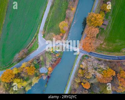 Blick von oben auf dunkle Herbstlandschaft Tapeten Kunst. Luftbild mit Kiefern und Straßenbanner. Auf dem Land Pat Stockfoto