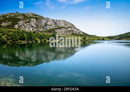 Enol-See in Picos de Europa, Asturien, Spanien Stockfoto