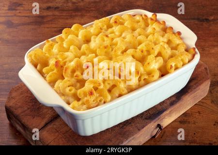 Makkaroni- und Käsenudeln in einem Auflauf auf rustikalem Hintergrund Stockfoto