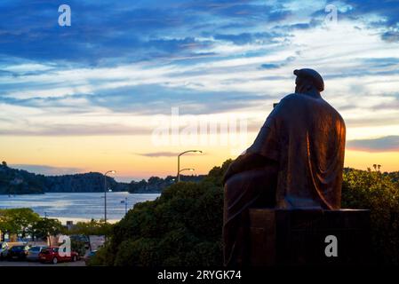 Beobachtung der Statue von König Petar Kresimir im Hafen von sibenik, kroatien Stockfoto