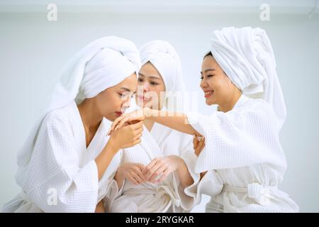 Hübsche Frauen verbringen Zeit im Resort und Spa Hotel. Reise- und Freizeitaktivitätskonzept. Stockfoto