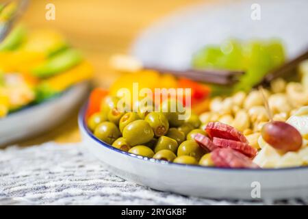 Vorspeisenplatte mit verschiedenen Snacks, Käse, Oliven, Obst und Nüssen Stockfoto