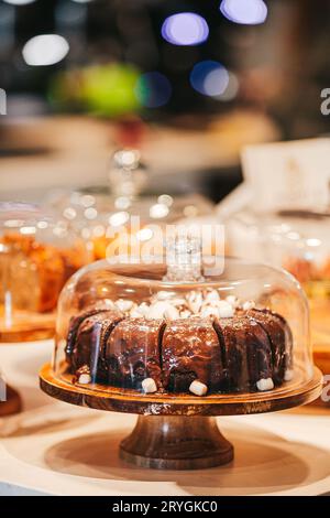 Köstliches frisches Gebäck in einem Café Stockfoto