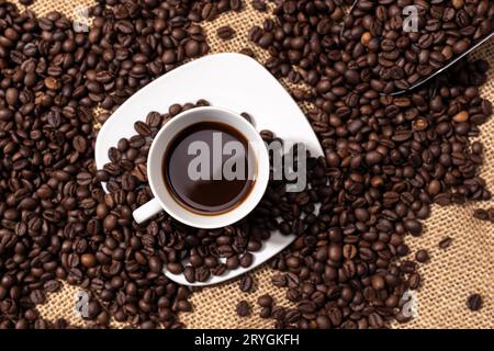 Blick von oben auf Espresso-Kaffeetasse und geröstete Bohnen Stockfoto