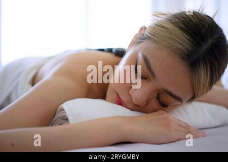 Hübsche Frauen verbringen Zeit im Resort und Spa Hotel. Reise- und Freizeitaktivitätskonzept. Stockfoto