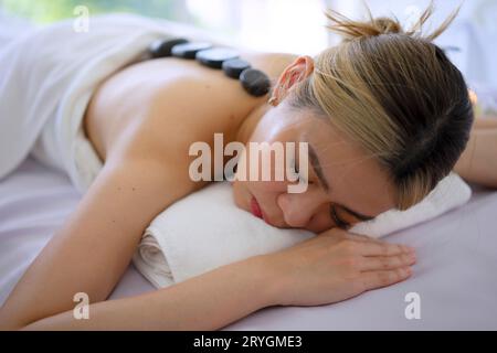 Hübsche Frauen verbringen Zeit im Resort und Spa Hotel. Reise- und Freizeitaktivitätskonzept. Stockfoto