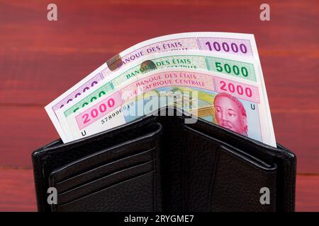 Zentralafrikanische Staaten Geld - Franken in der schwarzen Brieftasche Stockfoto