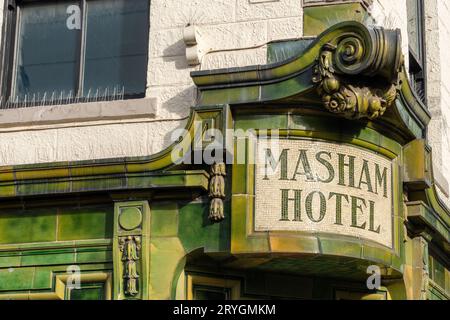 Das traditionelle, grüne Kitching und Lee Tiled Masham Hotel, heute Navigator North Kunstorganisation im Stadtzentrum von Middlesbrough, Großbritannien Stockfoto