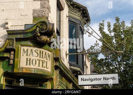 Das traditionelle, grüne Kitching und Lee Tiled Masham Hotel, heute Navigator North Kunstorganisation im Stadtzentrum von Middlesbrough, Großbritannien Stockfoto