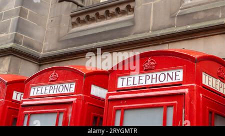 Details aus der ikonischen Reihe roter Telefondosen in der Stadt Middlesbrough, Großbritannien. Stockfoto