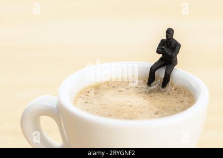 Eine Gruppe von Geschäftsleuten sitzt an einer Kaffeetasse und redet miteinander Stockfoto