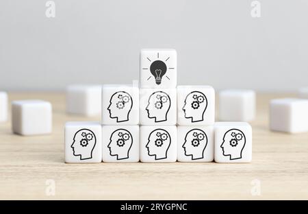 Team-Brainstorming, kreative Idee oder innovatives Ideenkonzept. Würfelblöcke mit Schaltkopfsymbol in Pyramidentreppenform an Stockfoto