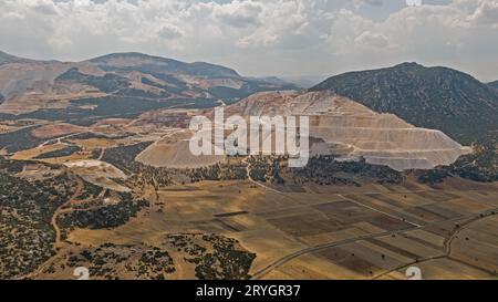 Berge, die durch Marmorbrüche zerstört wurden. Burdur-Yarışlı-See in der Türkei. Stockfoto