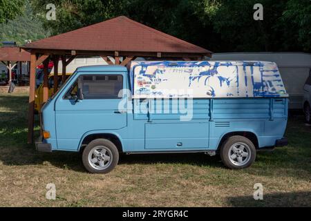 Nova Bana, Slowakei - 15. Juli 2022: Retro-Auto-Minibus Volkswagen Transporter T3 bei einer Oldtimer-Rallye. Blauer Volkswagen Stockfoto