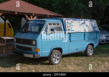 Nova Bana, Slowakei - 15. Juli 2022: Retro-Auto-Minibus Volkswagen Transporter T3 bei einer Oldtimer-Rallye. Blauer Volkswagen Stockfoto