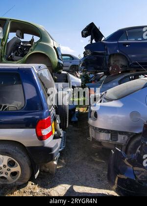 Autojunkyard im Freien mit Wrack eines zerstörten Autos. Umweltverschmutzung Metallrecycling. Stockfoto