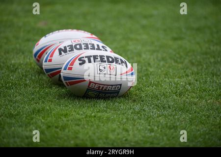 St. Helens, England - 30. September 2023 - St. Helens Ball... Betfred Super League Play Off, St. Helens vs. Warrington Wolves im Totally Wicked Stadium, St. Helens, Großbritannien Stockfoto