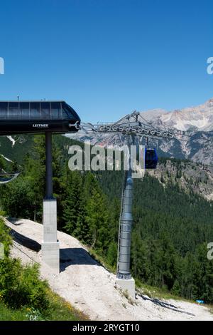 Cortina d'Ampezzo, Dolomiten, Italien - 8. Juli 2022 : Seilbahnstation und Kabine in Cortina d'Ampezzo. Dolomiten. Italien. Stockfoto