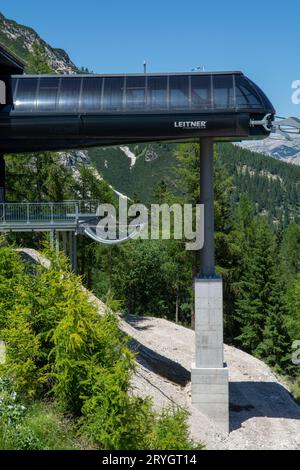 Cortina d'Ampezzo, Dolomiten, Italien - 8. Juli 2022 : Seilbahnstation in Cortina d'Ampezzo. Dolomiten. Italien. Stockfoto