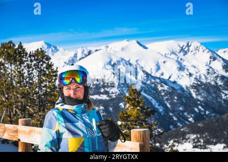 Porträt einer jungen Frau, die in die Kamera schaut, mit schneebedeckten Pyrenäen im Hintergrund, Andorra Stockfoto