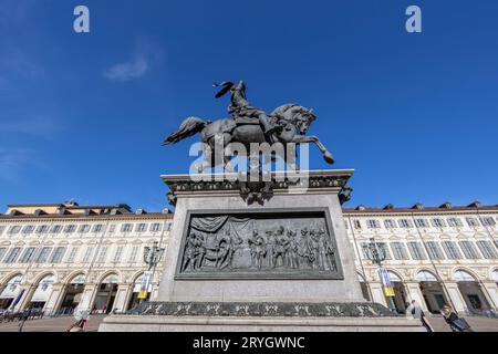 TURIN (TURIN), ITALIEN, 25. MÄRZ 2023: Denkmal von Emanuele Filiberto von Savoyen auf dem Platz San Carlo in Turin, Italien Stockfoto