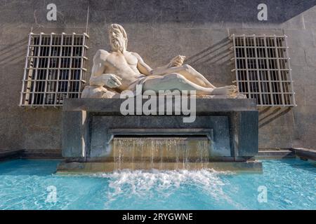 TURIN (TURIN), ITALIEN, 25. MÄRZ 2023 - Blick auf den Po-Brunnen in der Nähe des Platzes San Carlo im Zentrum von Turin, Italien Stockfoto