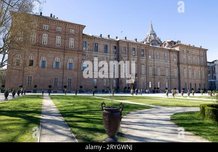 TURIN (TURIN), ITALIEN, 25. MÄRZ 2023 - Blick auf den Königspalast und die Gärten von Turin, Italien Stockfoto
