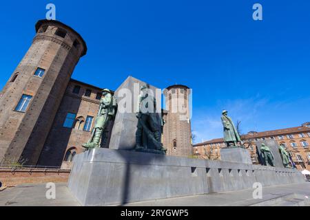 TURIN (TURIN), ITALIEN, 25. MÄRZ 2023 - das Schloss mit dem Emanuele Filiberto Duca d'Aosta-Denkmal auf dem Castello-Platz, Turin, Italien Stockfoto
