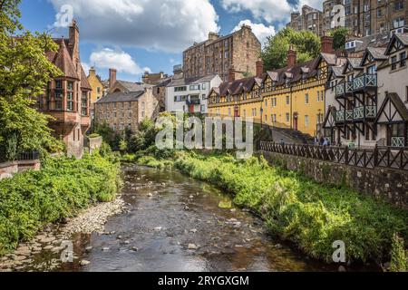 Malerischer blick auf alte Wassermühlengebäude in Dean Village, Edinburgh, Schottland. Blick von der Brücke auf das Wasser von Leith, Sommer 2023. Stockfoto