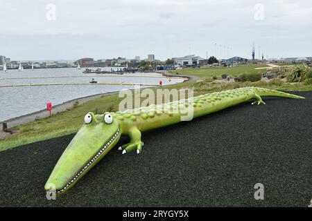 Das bekannte Cardiff Bay Barrage Crocodile als Hommage an Roald Dahl, das sich in seiner Erinnerung an das Cardiff Bay Barrage befindet. Leicht zu finden Stockfoto