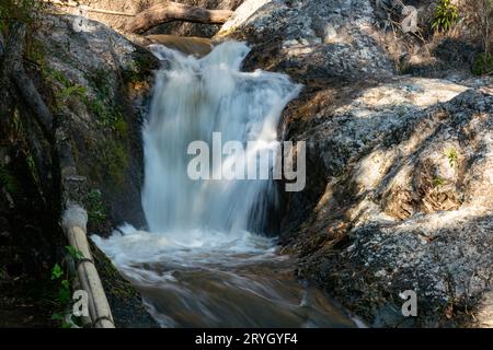 Bergbach Wasser fließt über die Felsen hinunter. Stockfoto