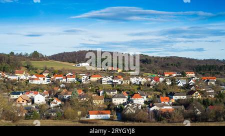 Dorf Ritzing Burgenland mit Nachmittagswolken am Himmel Stockfoto