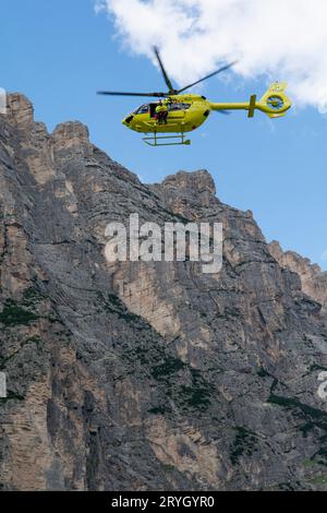 Fiames, Cortina d'Ampezzo, Dolomiten, Italien - 6. Juli 2022: Helicopter Rescue Service. Medizinischer erste-Hilfe-Hubschrauber. Dolomit Stockfoto