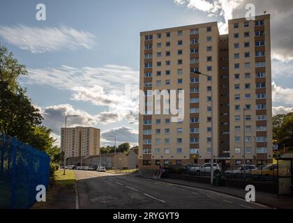 Zwei Turmblöcke in Lower Methil, East Fife, Schottland (2023). Es wurde festgelegt, dass die Verkleidung aus Brandschutzgründen von diesen Blöcken entfernt werden muss. Stockfoto