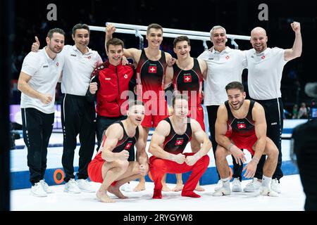Antwerpen, Belgien. Oktober 2023. Team Schweiz mit Taha Serhani, Florian Langenegger, Christian Baumann, Noe Seifert und Luca Giubellini posieren für ein Foto nach ihrem Auftritt während der 52. FIG. Kunstgymnastik-Weltmeisterschaft 2023 Qualification Day 2 im Sportpaleis in Antwerpen, Belgien. (Daniela Porcelli/SPP) Credit: SPP Sport Press Photo. Alamy Live News Stockfoto