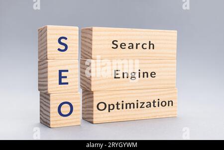 SEO Suchmaschinenoptimierung Text auf Holzblöcken auf grauem Hintergrund Stockfoto