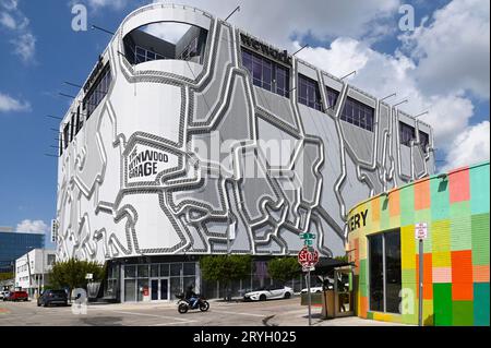 USA. FLORIDA. MIAMI. DAS WYNWOOD-VIERTEL IST BERÜHMT FÜR SEINE STREET ART UND WANDGEMÄLDE. HIER DIE WYNWOOD GARAGE. Stockfoto