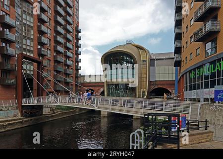 Hinterer Eingang zum Bahnhof Leeds, Granary Wharf, Leeds Stockfoto